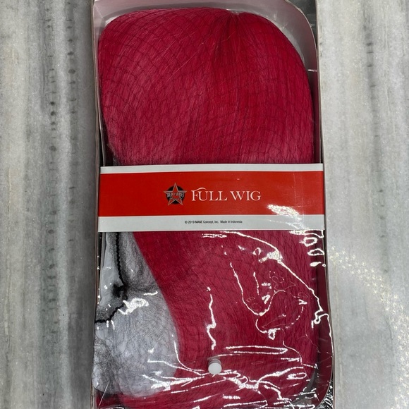 NWT-  NEON PINK STRAIGHT ROUNDED CHINA BANG BOB by - Mane Concept Futura - Picture 7 of 10